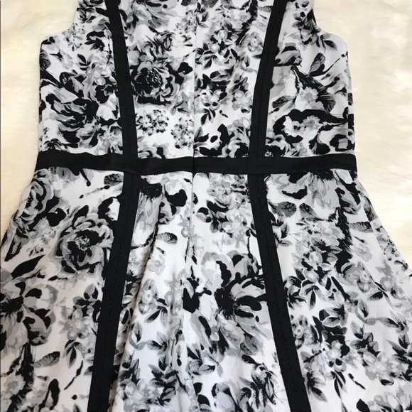 Woman’s dress - Picture 5 of 8